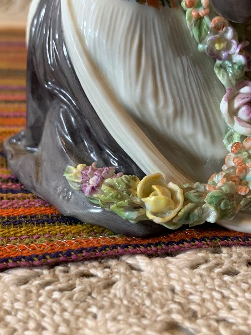 ロイヤルコペンハーゲン　アンティーク　レア民族衣装シリーズの女の子フィギュリン！