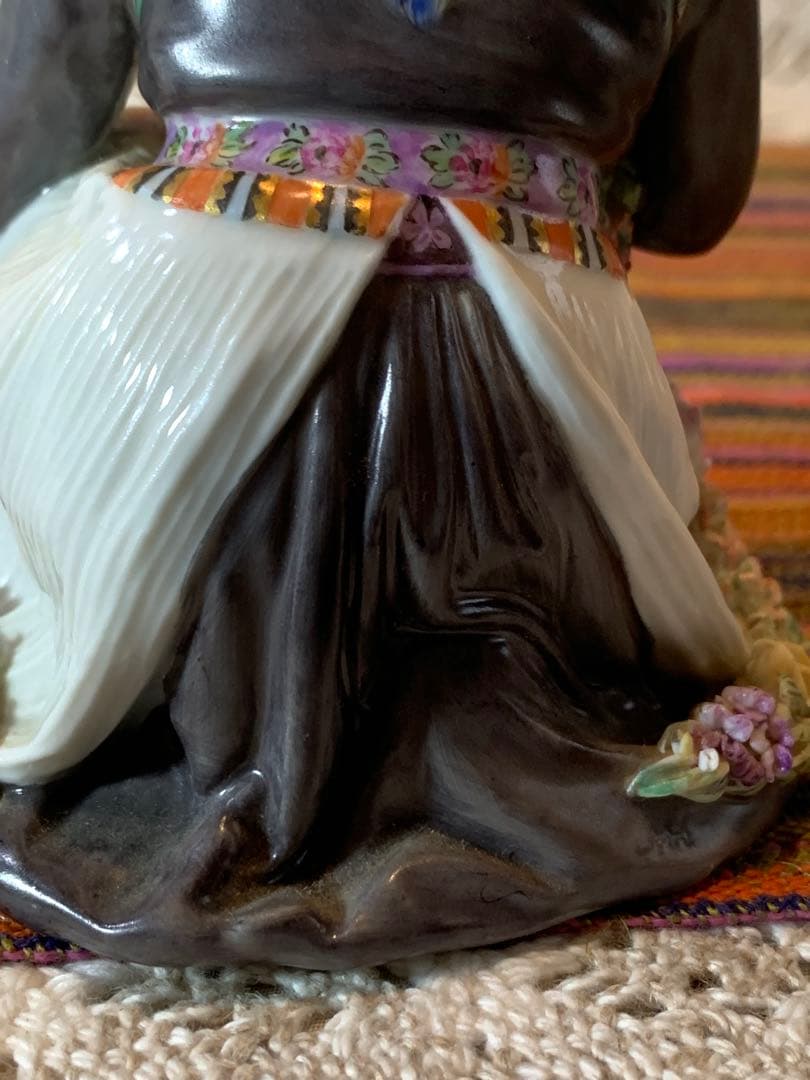 ロイヤルコペンハーゲン　アンティーク　レア民族衣装シリーズの女の子フィギュリン！