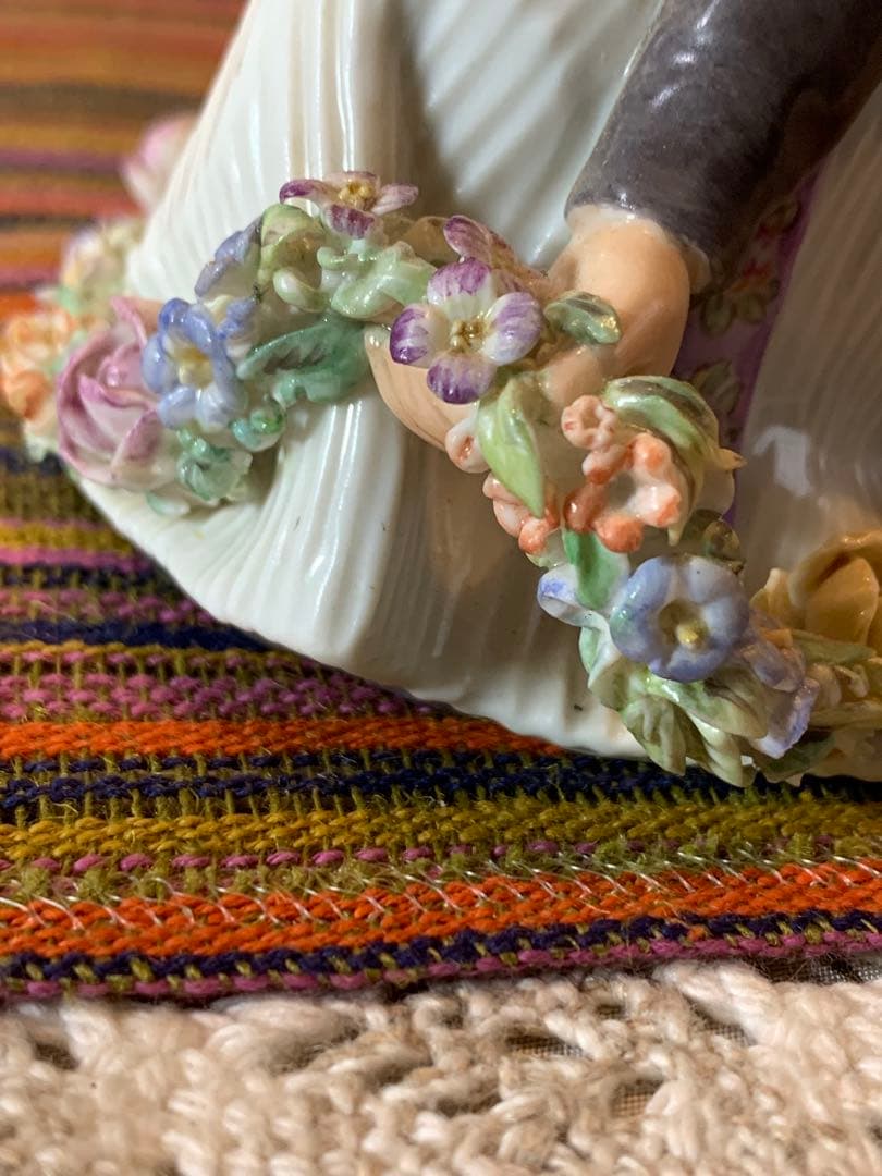 ロイヤルコペンハーゲン　アンティーク　レア民族衣装シリーズの女の子フィギュリン！