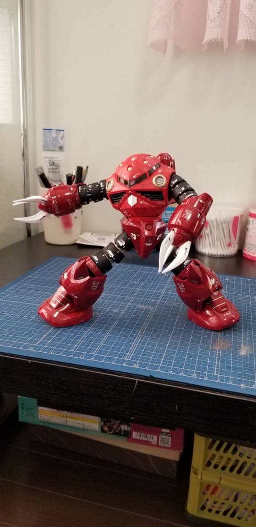 赤いロボット型プラモデル