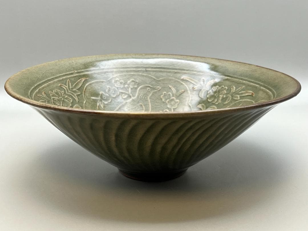 【海】耀州窯　宋代　青磁刻花梅花鳥文茶碗　高級箱付　天目釉 骨董品  中国美術品