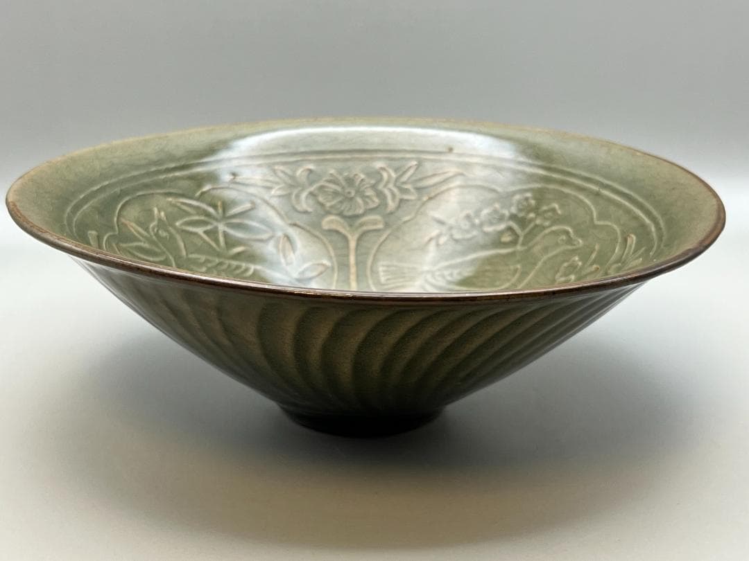 【海】耀州窯　宋代　青磁刻花梅花鳥文茶碗　高級箱付　天目釉 骨董品  中国美術品