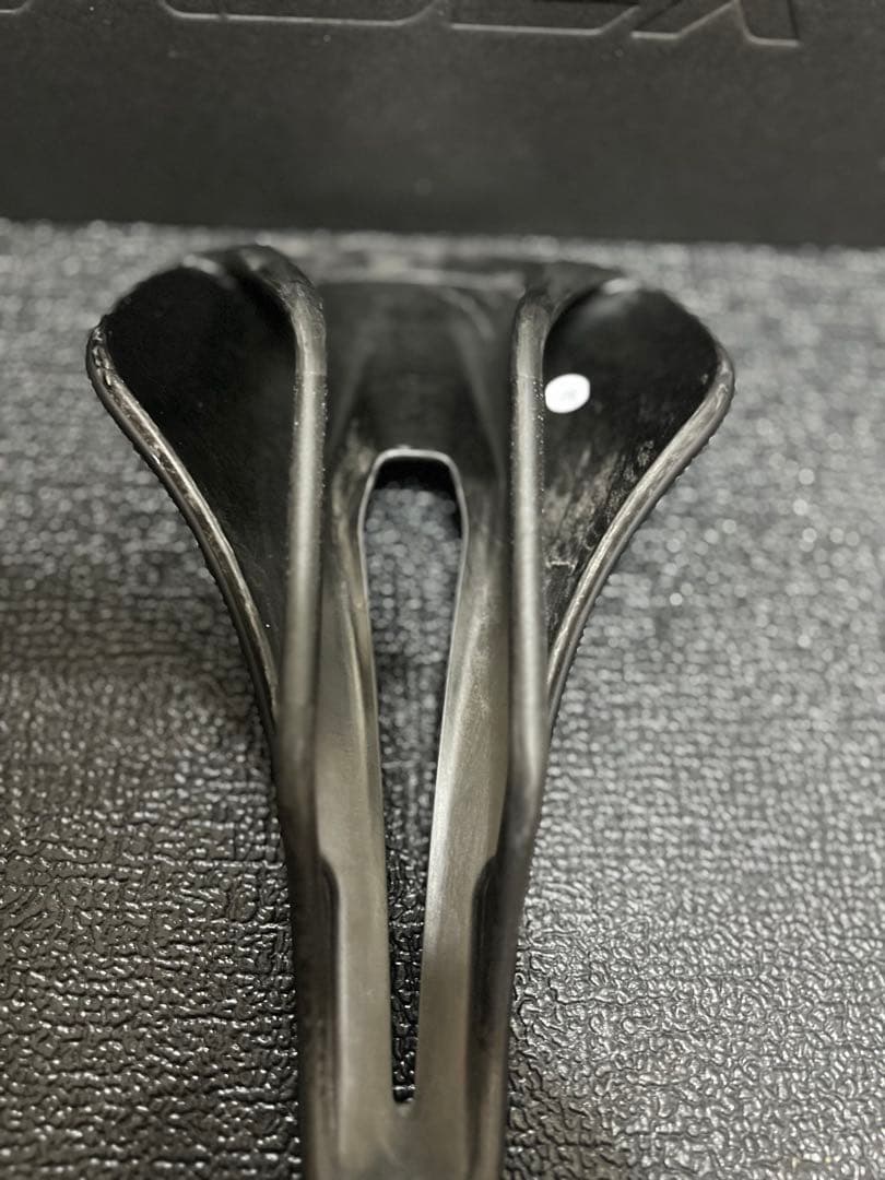 【新品】 CADEX AMP カーボンサドル 129g