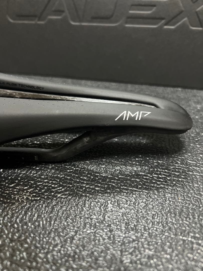 【新品】 CADEX AMP カーボンサドル 129g