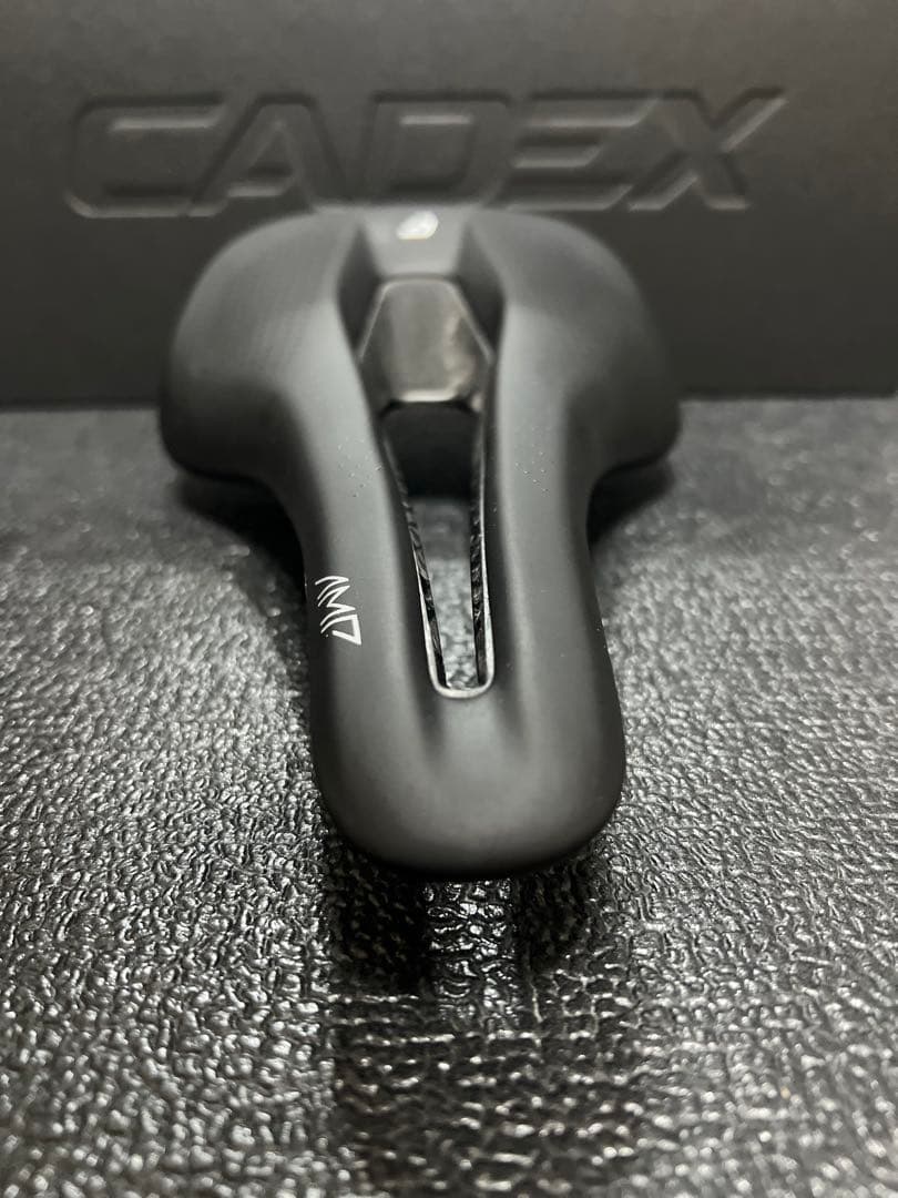 【新品】 CADEX AMP カーボンサドル 129g