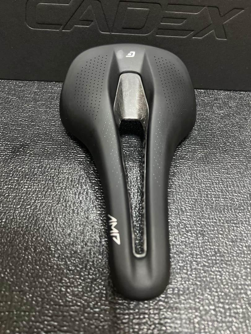 【新品】 CADEX AMP カーボンサドル 129g