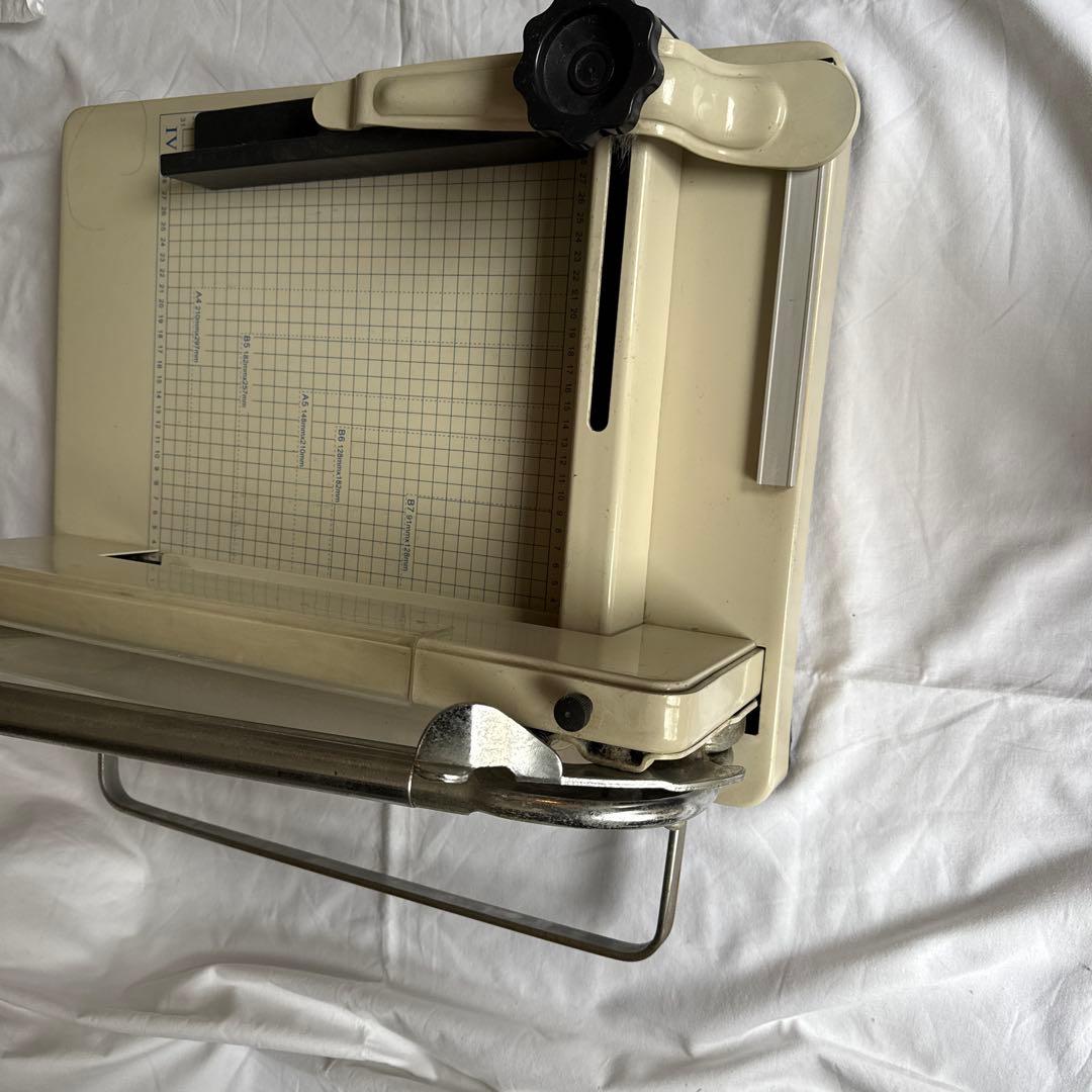 A4対応 手動式裁断機 グリッド付き