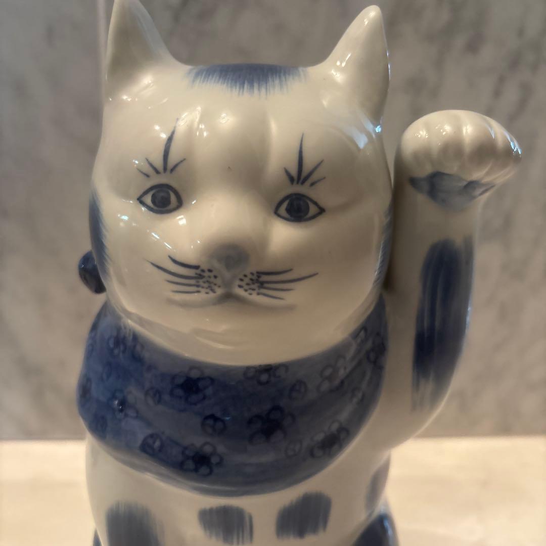 九谷焼アンティーク　妖艶な瞳やまつ毛、体の模様が芸術的で可愛い花柄前掛けの招き猫
