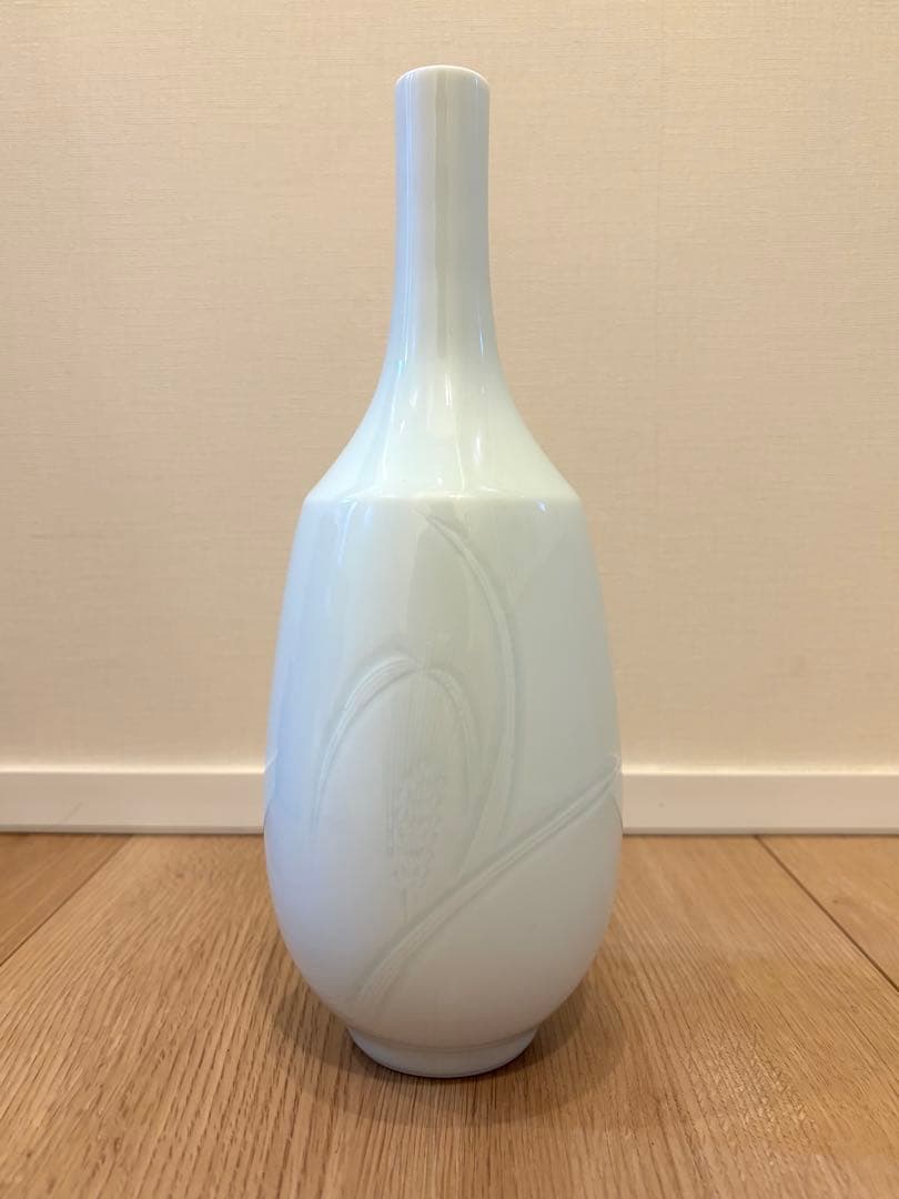 【井上萬二】白磁の伝統　日本の名窯　人間国宝　井上萬二　染彫麦文　小花瓶