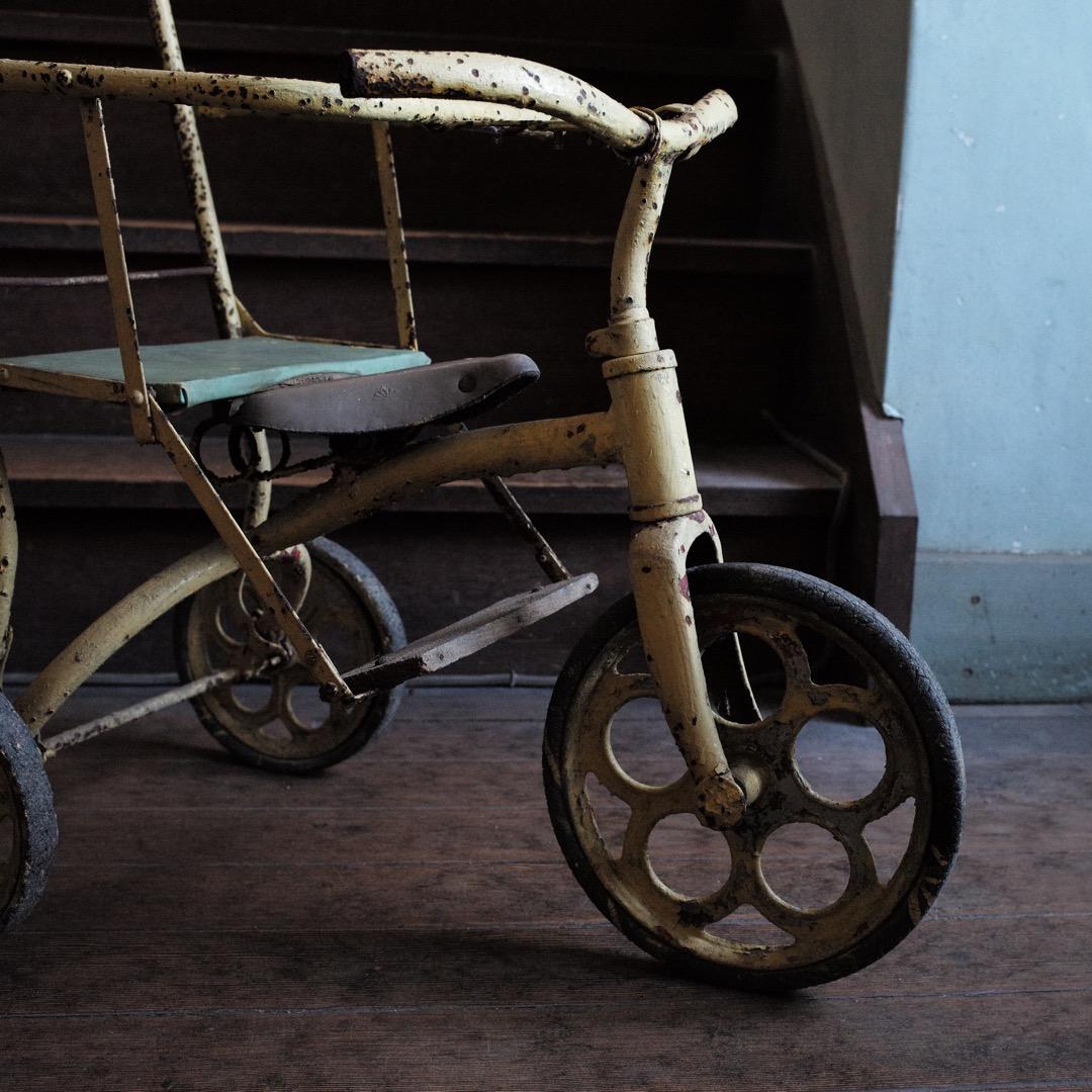 古いペンキ塗りの鉄製手押し三輪車 / 昭和時代