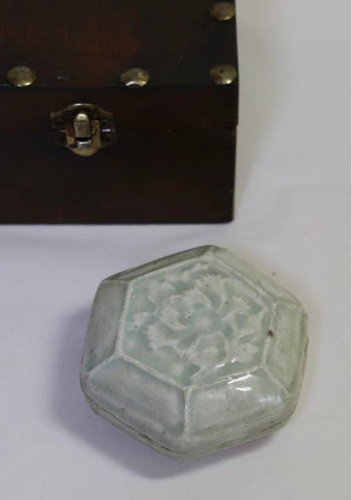 中国　北宋時代影青香合　牡丹紋　木箱付　アンティーク1227