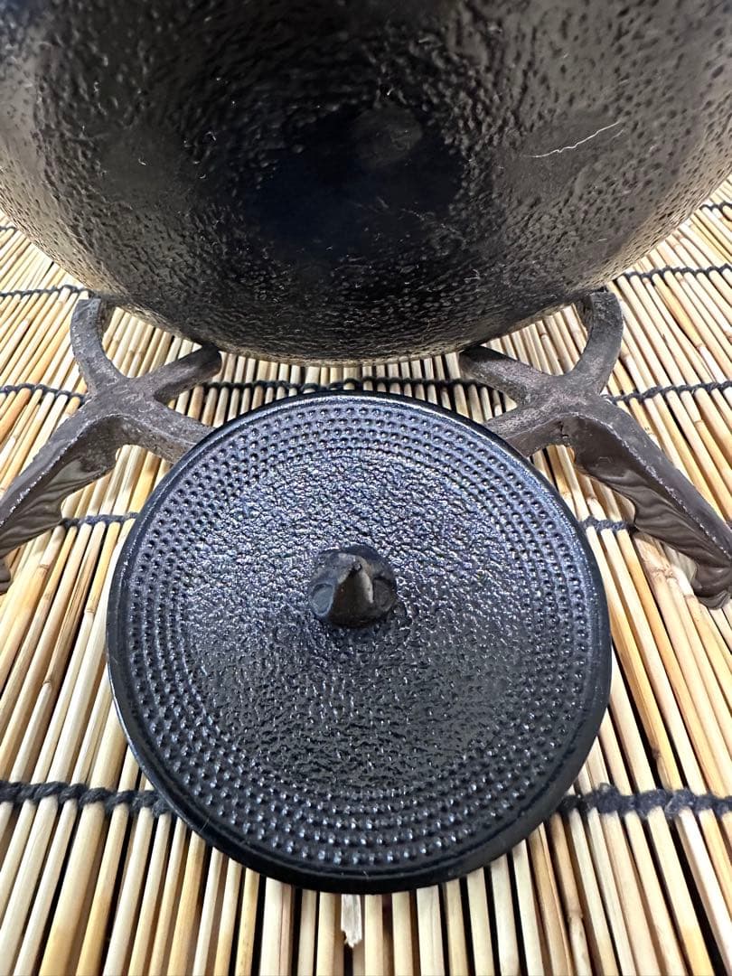 未使用品　敬典工房正寿堂山正　人間国宝髙橋敬典作１２型アラレ　南部鉄瓶