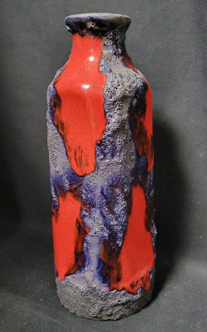 溶岩が流れ出たような陶器のフラワーベース