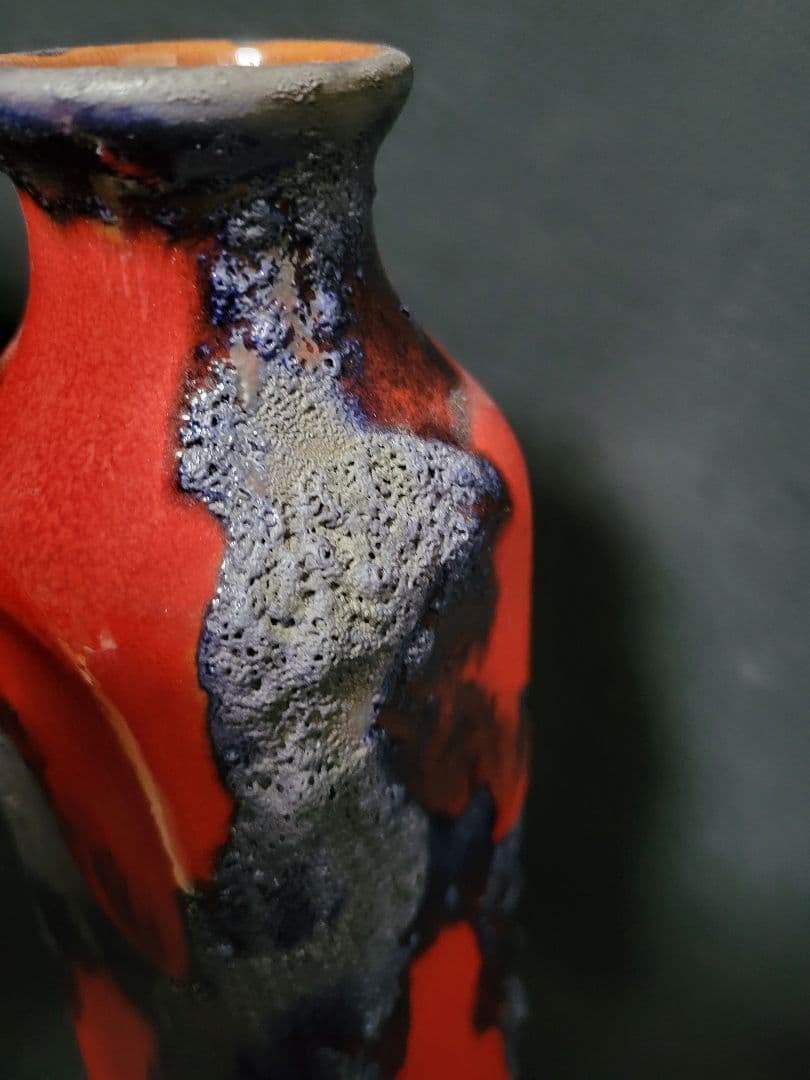 溶岩が流れ出たような陶器のフラワーベース