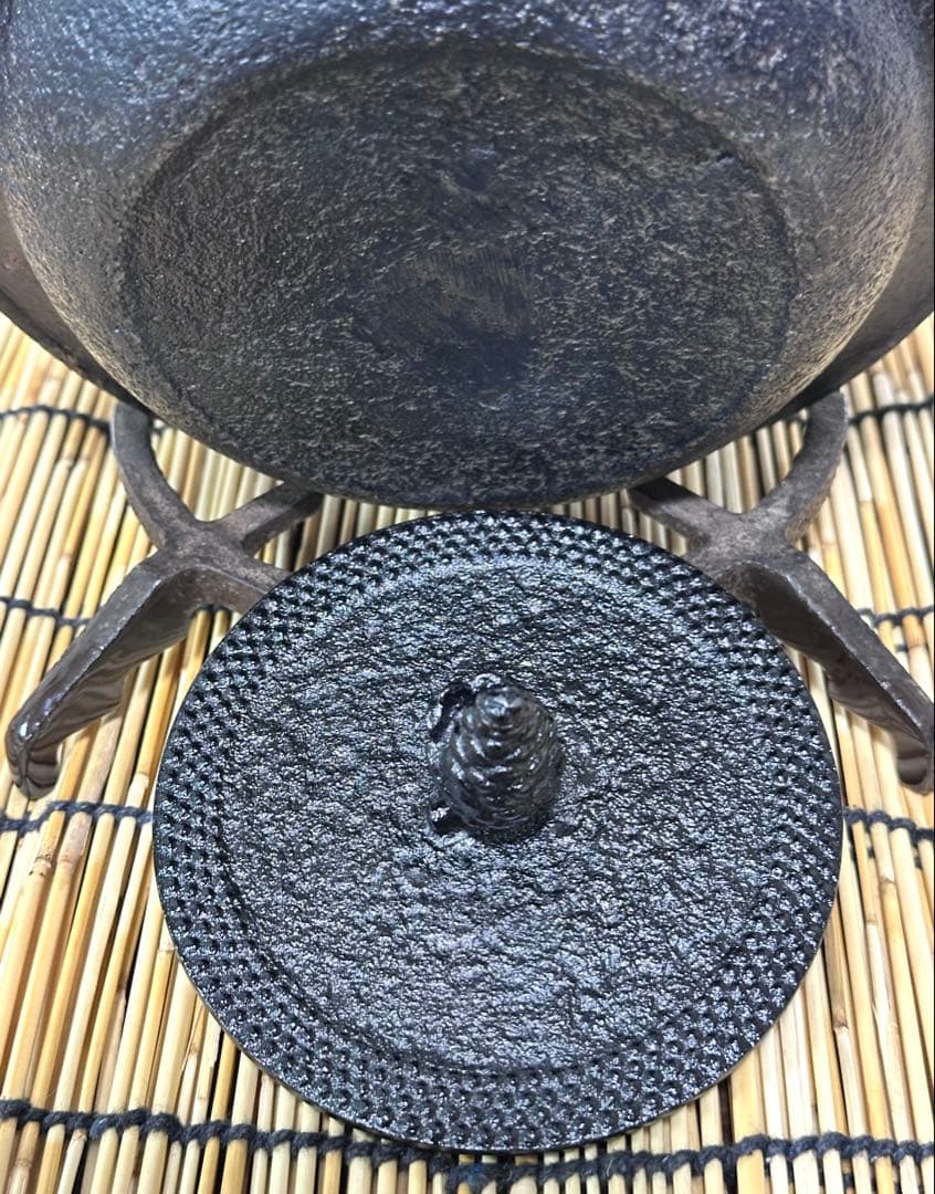 未使用品、保管品　南部岩鋳 四代目清末作 １５型　九重アラレ　南部鉄瓶