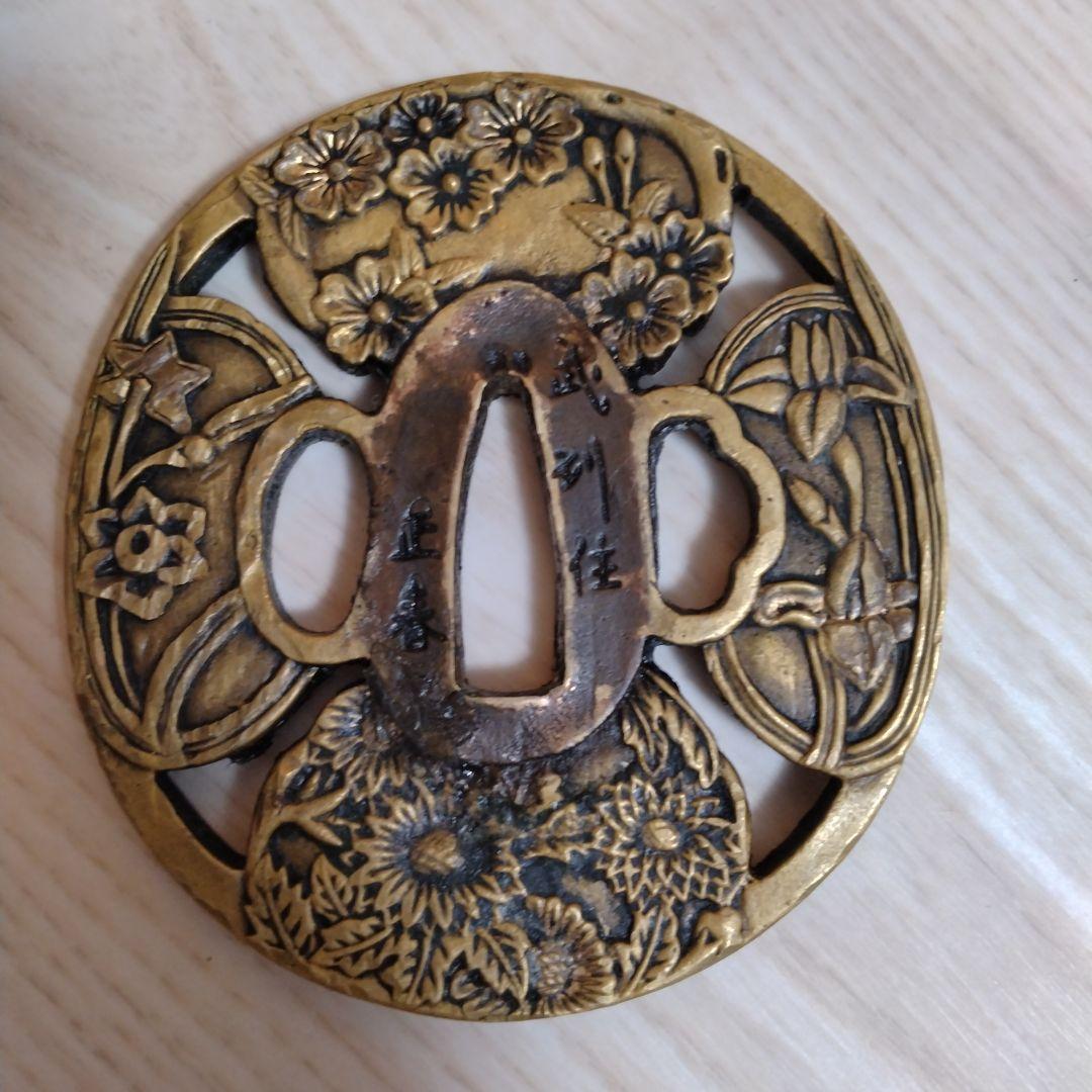 花彫刻の金属製鍔 武州住正春　銘