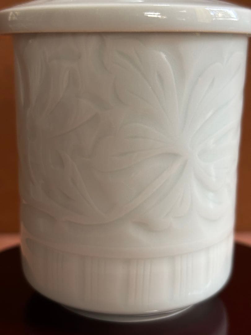 大英博物館日本人初個展鬼才澤田痴陶人作白磁彫刻文牡丹花繋囲垣文蓋付筒碗　未使用