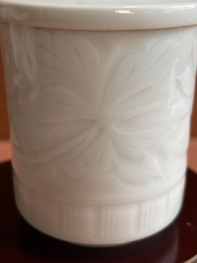 大英博物館日本人初個展鬼才澤田痴陶人作白磁彫刻文牡丹花繋囲垣文蓋付筒碗　未使用