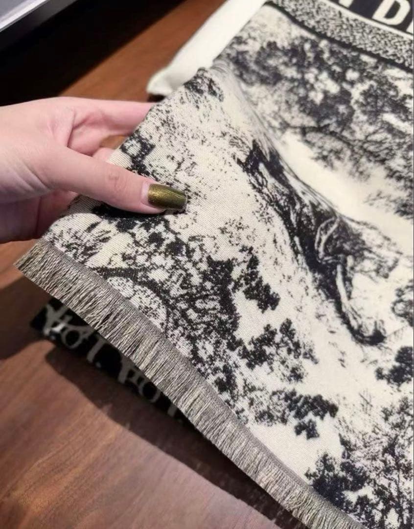 新品未使用　即購入可能　翌日発送 タグ付きDiorマフラー　ストール　ノベルティ