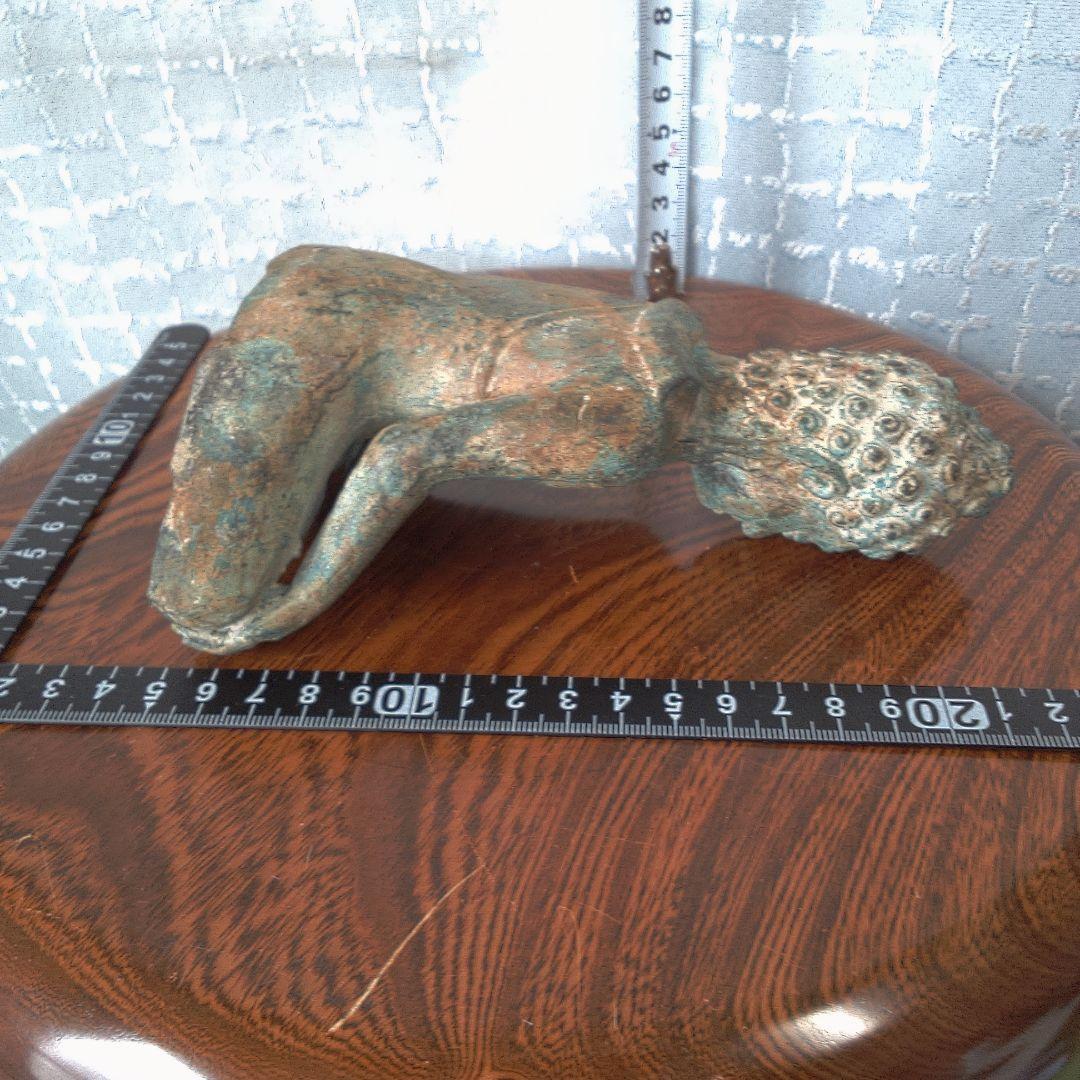 座った仏像 緑褐色 古代？