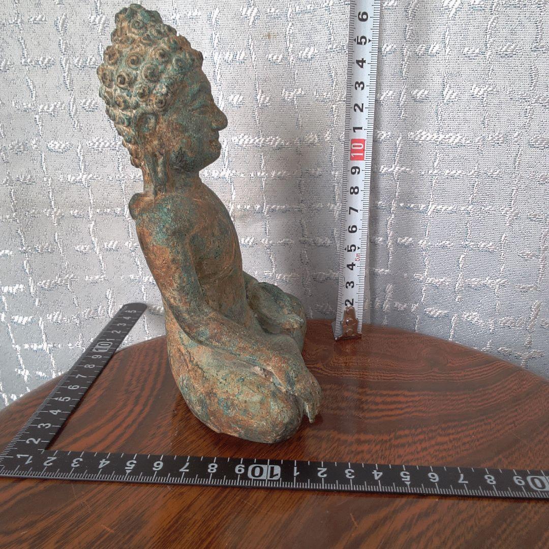 座った仏像 緑褐色 古代？