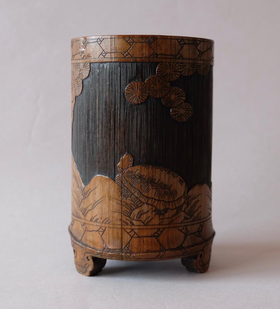 ☆李朝☆３足付/鶴・亀の模様の竹製の筆筒