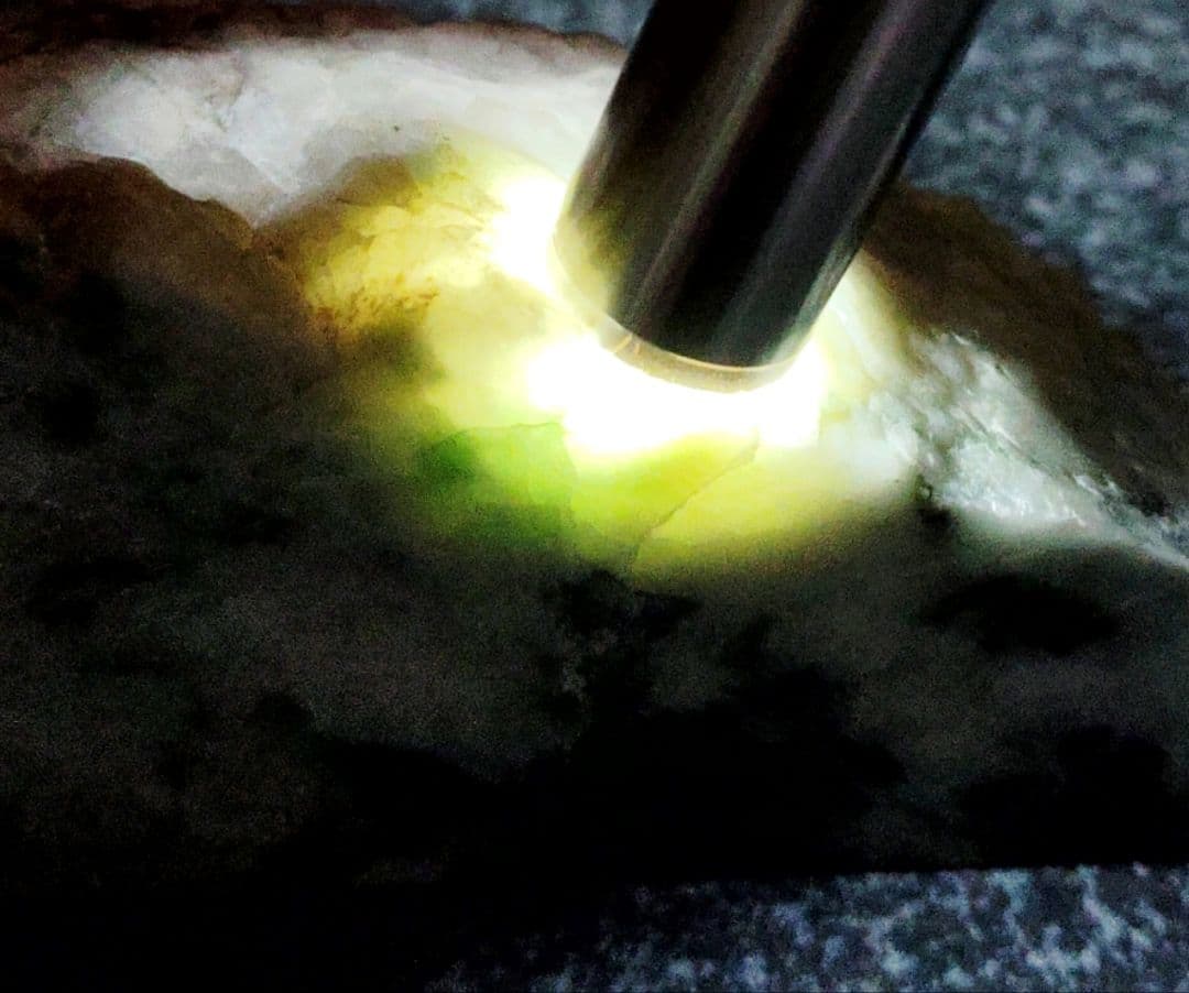 ★翡翠原石★糸魚川硬玉【小滝・切り出し・スライス394ｇ】