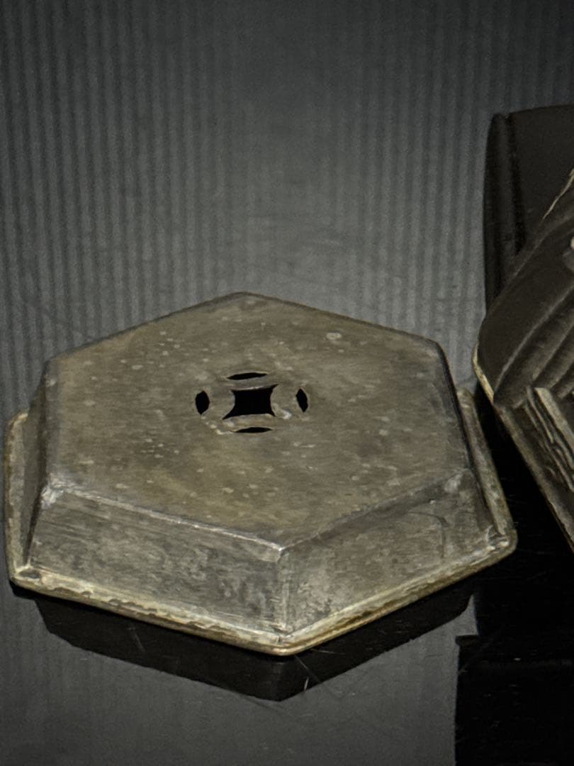 周君吉造 款 点同 古錫製 壽字文 銅覆輪 六角式 三足 建水 唐物 煎茶道具