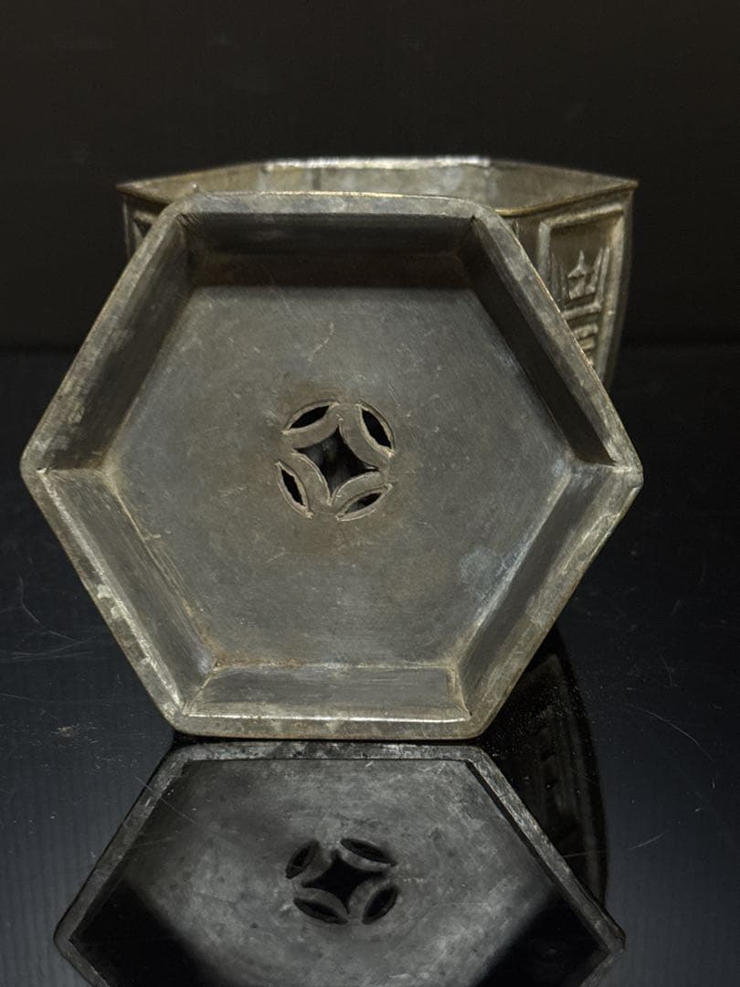 周君吉造 款 点同 古錫製 壽字文 銅覆輪 六角式 三足 建水 唐物 煎茶道具