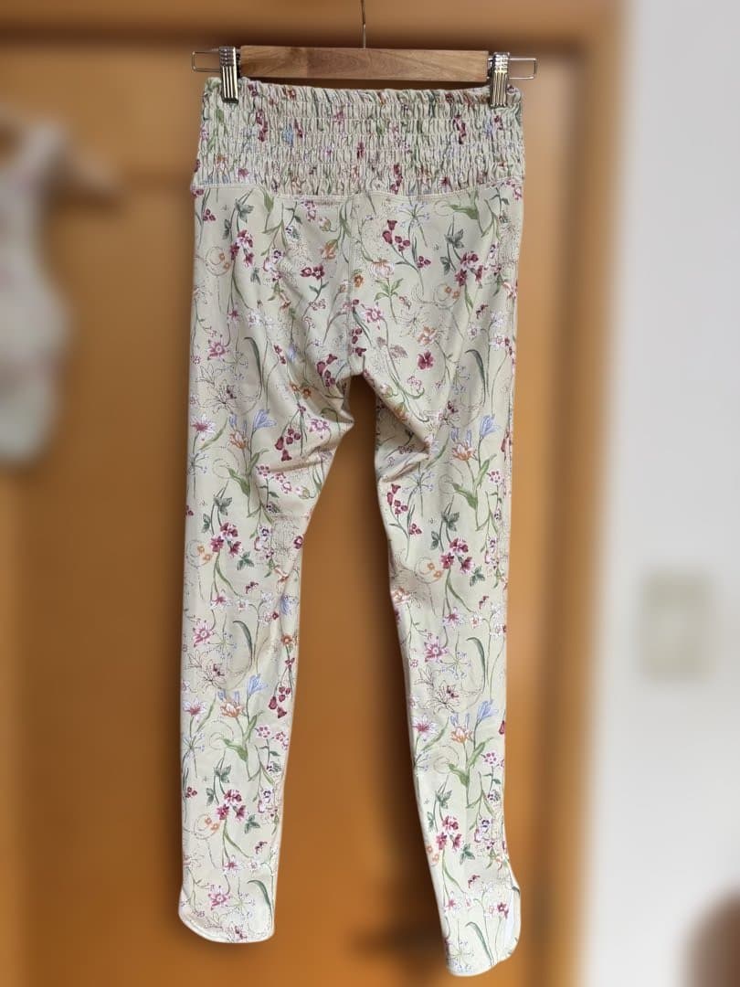 スカーラヨガウエア　上下　M サイズ　美品　薄黄色　小花柄　ブラトップ　レギンス