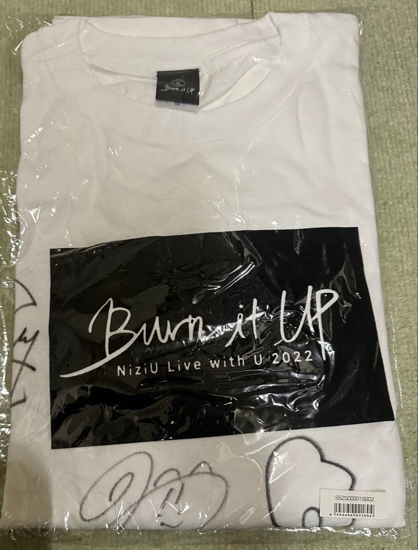 NiziU 全員直筆サイン　Tシャツ