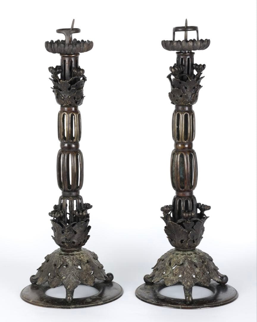 【大型燭台一対】透彫菊花文 細密彫刻 蝋燭立 仏教美術 仏壇 仏具 骨董 古美術