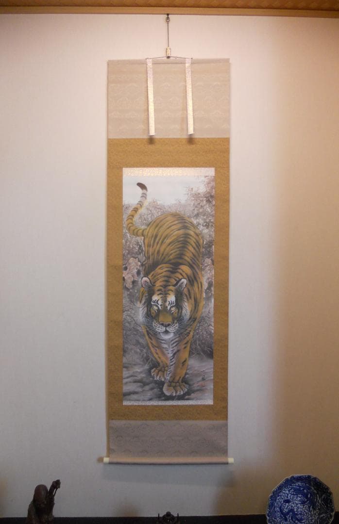 掛け軸 一鳳 猛虎 絹本 希少 軸装 茶道具 掛軸 美品 です。