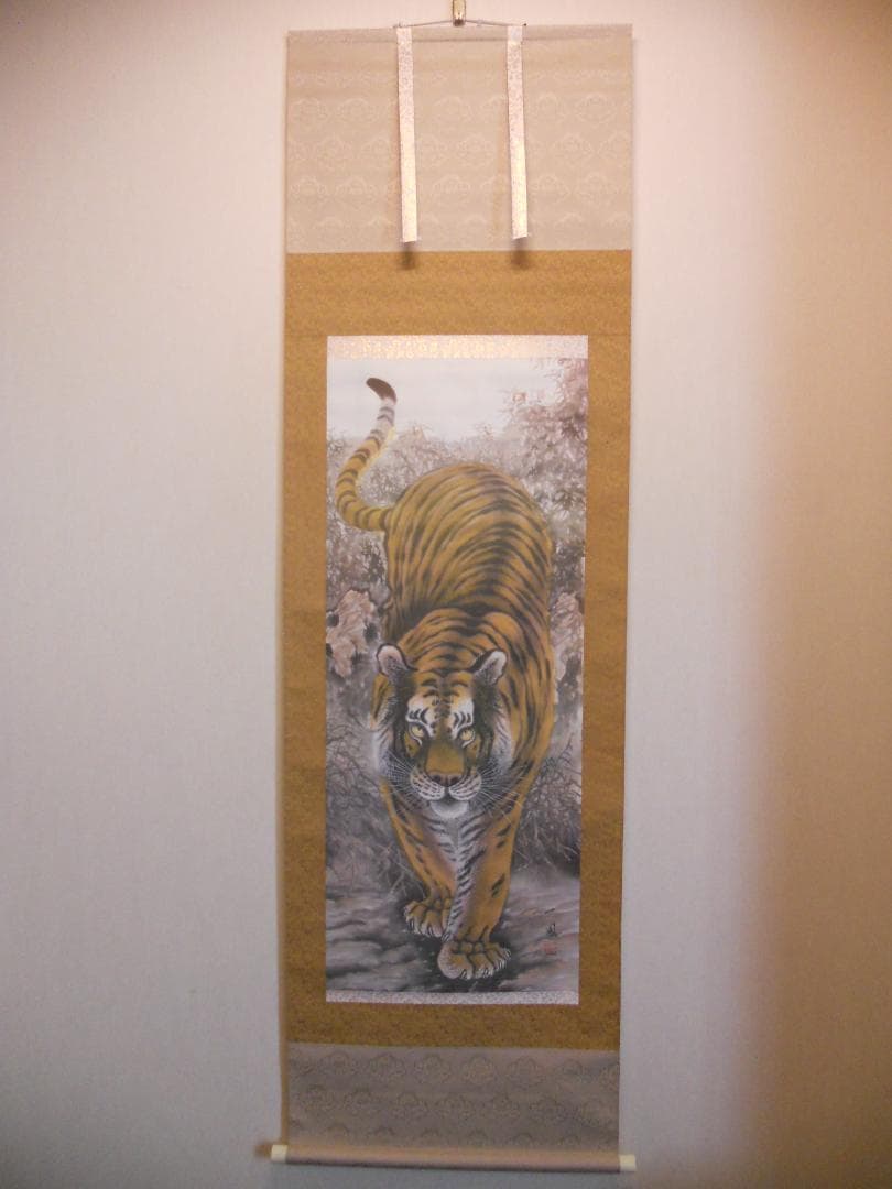 掛け軸 一鳳 猛虎 絹本 希少 軸装 茶道具 掛軸 美品 です。