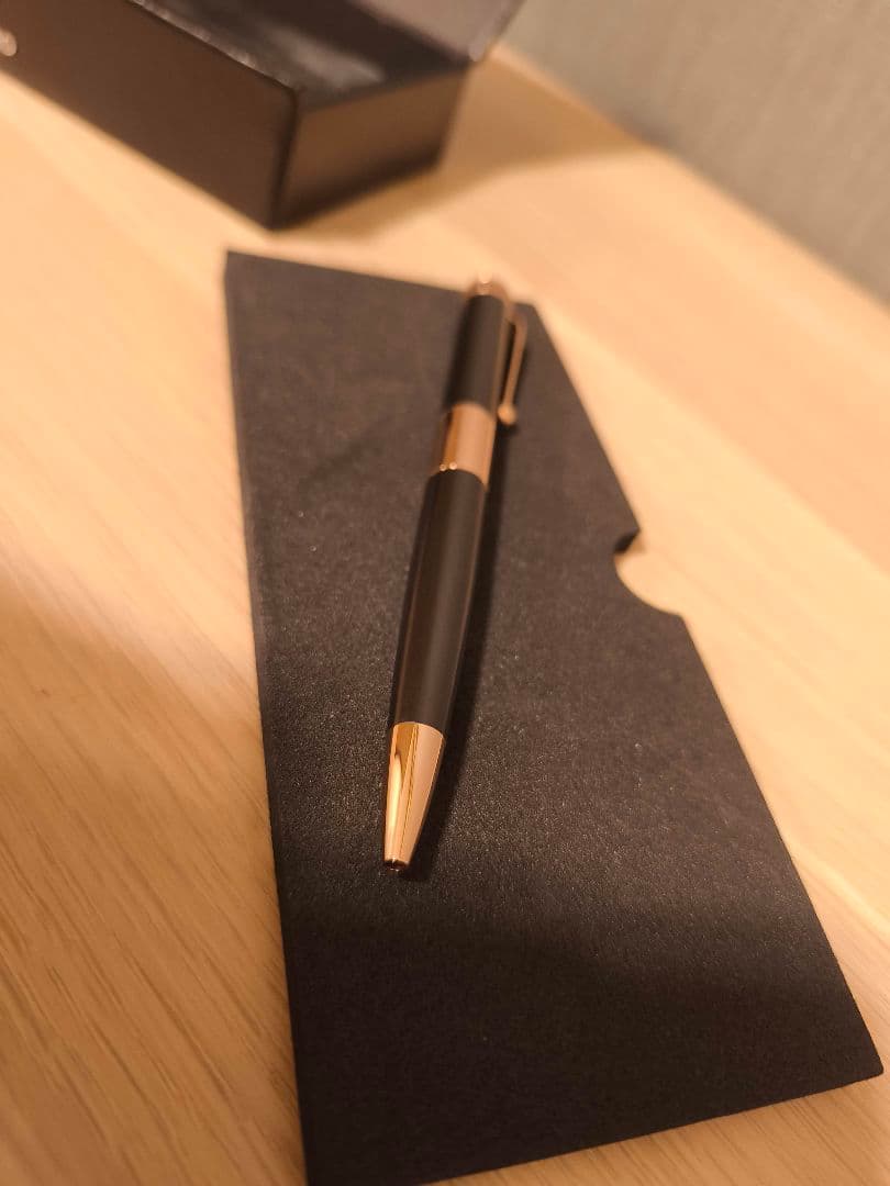 伊東屋ロメオNo.3ボールペン細軸　ガンメタル、アプリコットゴールド限定品