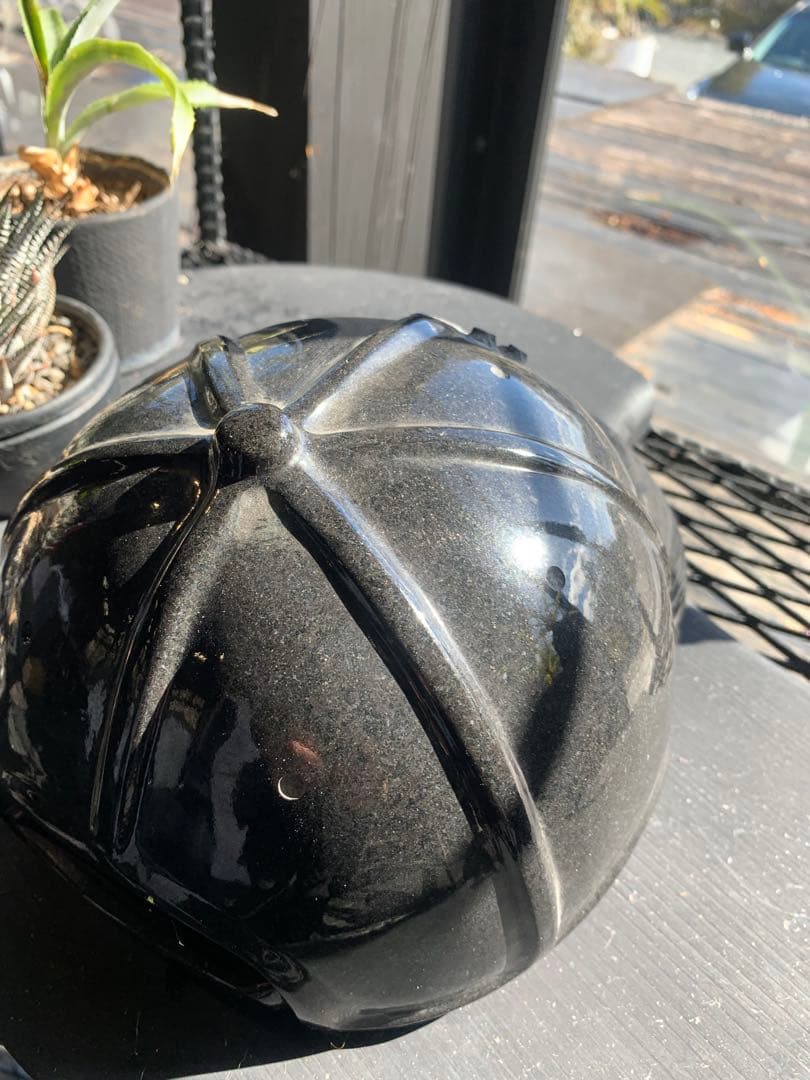 野球帽　石のオブジェ　ニューヨークヤンキース　ベースボールキャップ