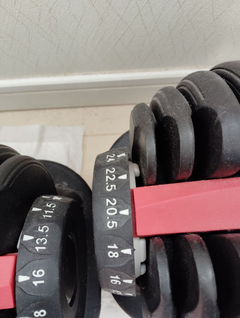 可変式ダンベル 最大25kg 黒と赤
