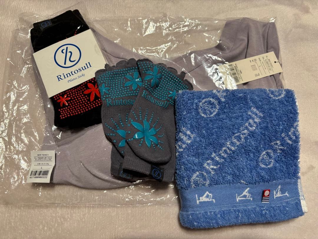 【新品未開封】カップ付きギャザークロスロングスリーブトップス ヨガソックスセット