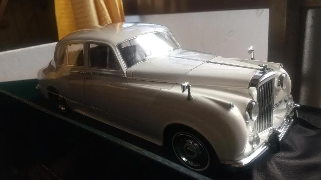 BAEミニチャンプス 1/18 ベントレー S2 リムジン 1954
