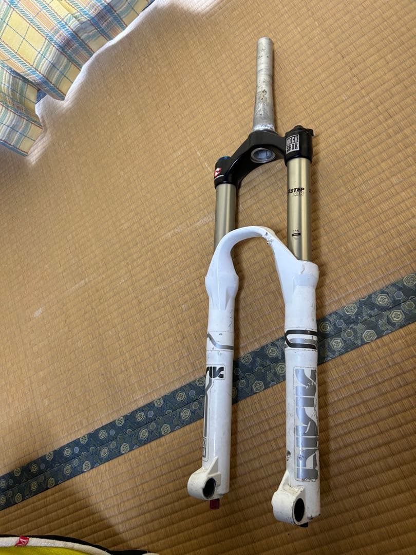 マウンテンバイクフロントフォーク