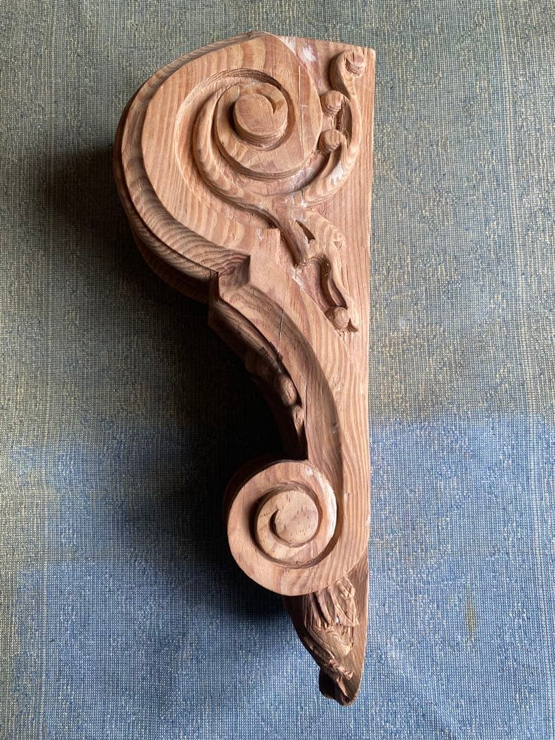 イギリス製、パイン材。バロック風 木製2点彫刻装飾品