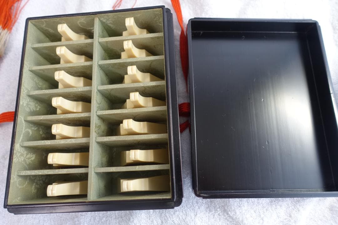 高級琴柱　　豪華箱入り　黒い木製箱 赤白房飾り付き　骨董