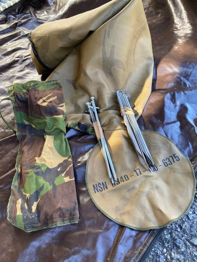 新品未使用　極上品です　オランダ軍　迷彩柄テント ポール・ペグ付き。