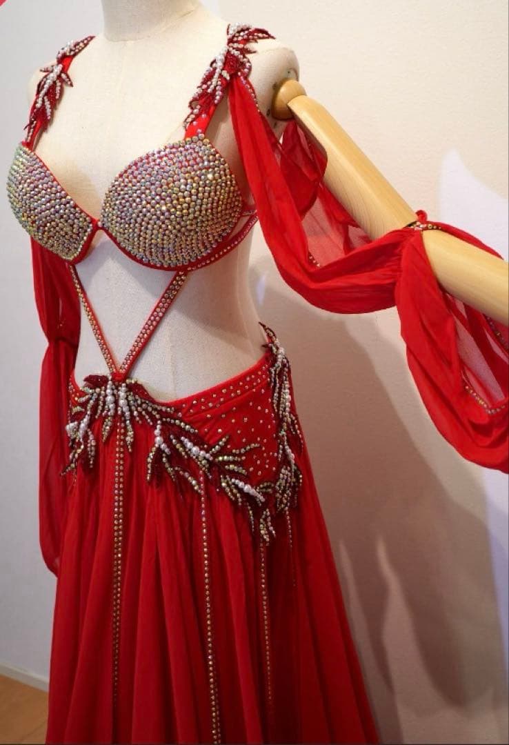 赤いベリーダンスドレス