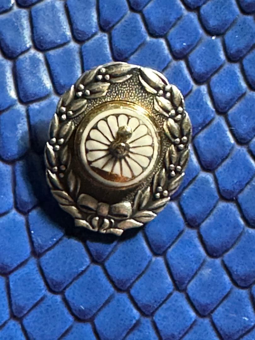 純銀刻印　菊　御紋　エマイユ　金と白　　特誂品　ビンテージピンバッジ