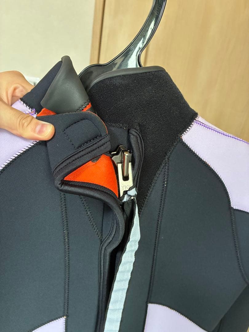 ウェットスーツ 帽子(新品)、説明書、ハンガー、保管用のカバー付き