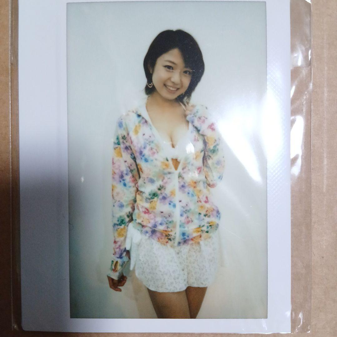 中村静香　チェキ　カラフル フード付きジャケット 写真