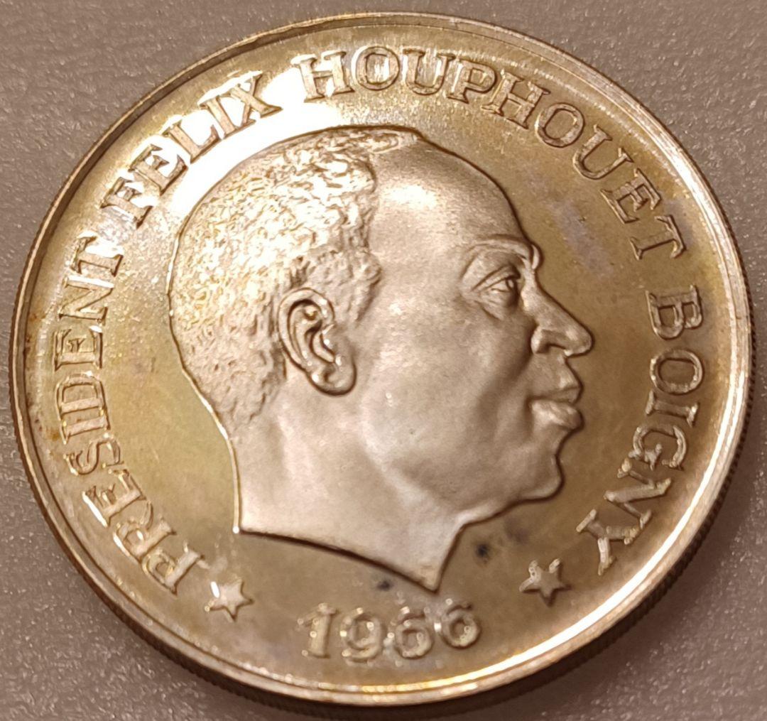 銀品位(.925)銀貨の厚みが魅力的 象さんと初代大統領の銀貨 1966年限定品