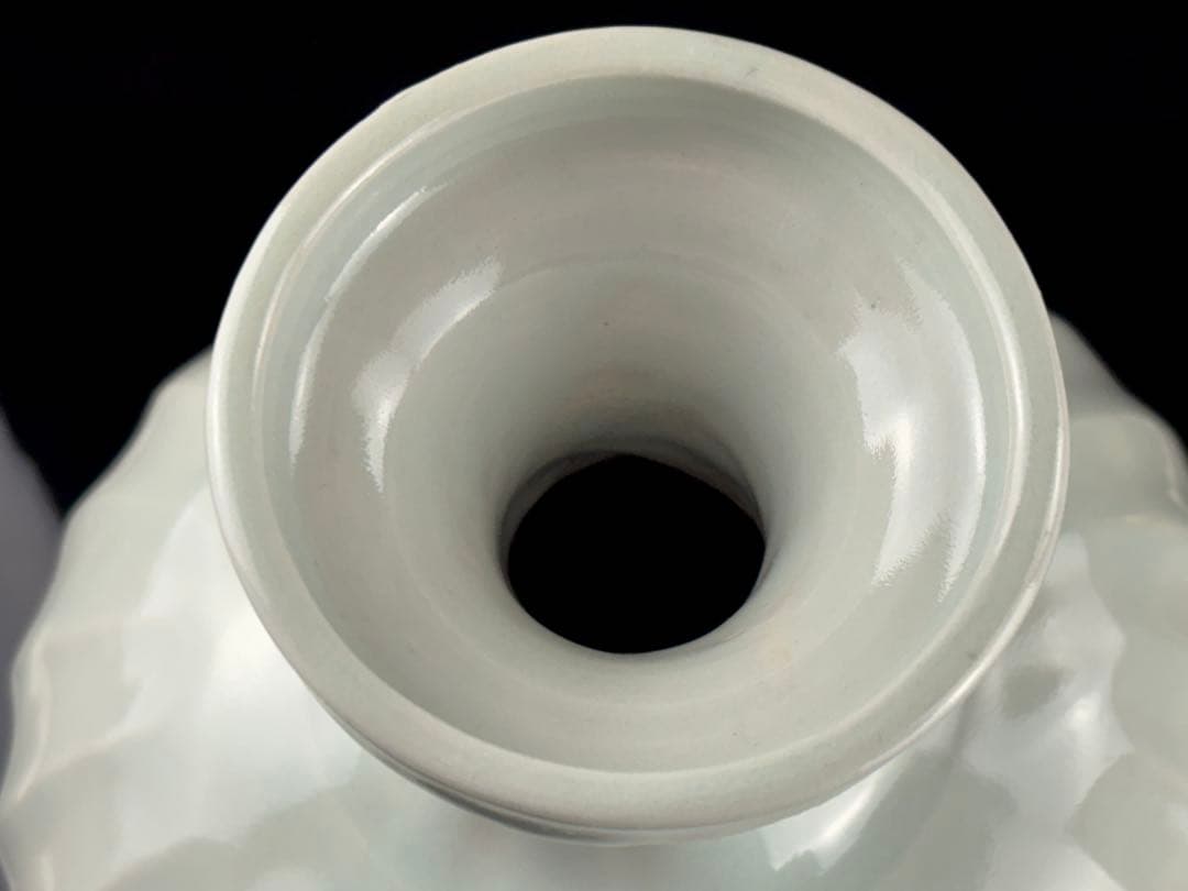 益子焼 名工【瀧田項一】作 白磁鎬手瓶子 共箱 R7112341