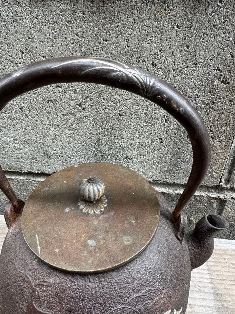 鉄製浮彫り動物模様の鉄瓶 銀象嵌　金粒